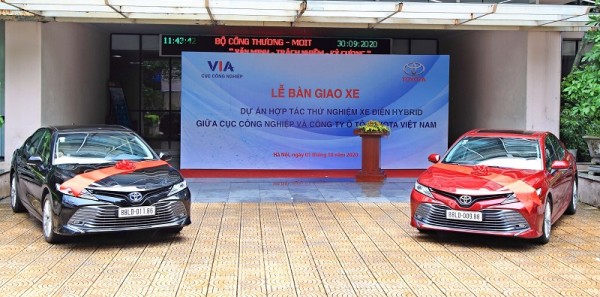 Toyota Việt Nam phối hợp cùng Bộ Công Thương tổ chức lễ bàn giao xe trong chương trình hợp tác theo dõi vận hành của xe công nghệ Hybrid